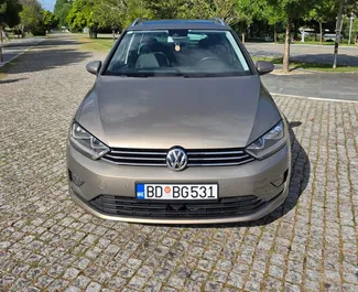 Vista frontale di un noleggio Volkswagen Golf Sportsvan a Budva, Montenegro ✓ Auto #15439. ✓ Cambio Automatico TM ✓ 0 recensioni.