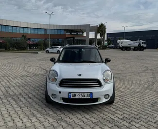 Vista frontale di un noleggio Mini Countryman Cooper S a Tirana, Albania ✓ Auto #16434. ✓ Cambio Manuale TM ✓ 0 recensioni.