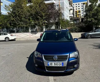 Vista frontale di un noleggio Volkswagen Touran a Tirana, Albania ✓ Auto #16437. ✓ Cambio Automatico TM ✓ 0 recensioni.