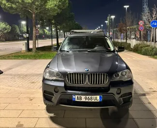 Vista frontale di un noleggio BMW X5 a Tirana, Albania ✓ Auto #16446. ✓ Cambio Automatico TM ✓ 0 recensioni.