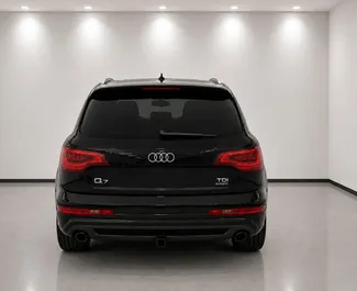 Interni di Audi Q7 in affitto in Albania. Un'ottima auto da 7 posti con cambio Automatico.