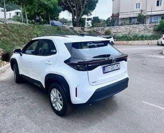 Vista frontale di un noleggio Toyota Yaris Cross a Dubrovnik, Croazia ✓ Auto #16260. ✓ Cambio Automatico TM ✓ 0 recensioni.