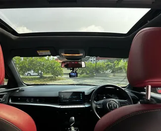 Vista frontale di un noleggio MG 5/GT all'aeroporto di Phuket, Thailandia ✓ Auto #10734. ✓ Cambio Automatico TM ✓ 0 recensioni.