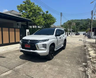Vista frontale di un noleggio Mitsubishi Pajero Sport all'aeroporto di Phuket, Thailandia ✓ Auto #16294. ✓ Cambio Automatico TM ✓ 0 recensioni.
