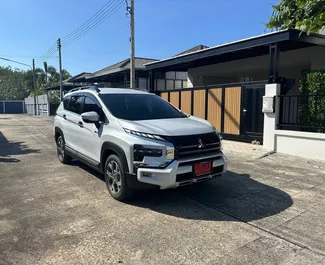 Vista frontale di un noleggio Mitsubishi Xpander Cross all'aeroporto di Phuket, Thailandia ✓ Auto #16298. ✓ Cambio Automatico TM ✓ 0 recensioni.