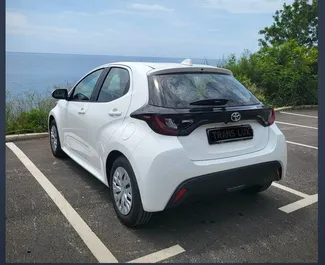 Vista frontale di un noleggio Toyota Yaris all'aeroporto di Podgorica, Montenegro ✓ Auto #15706. ✓ Cambio Automatico TM ✓ 0 recensioni.