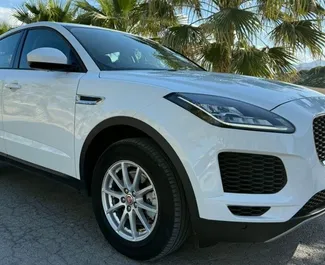 Vista frontale di un noleggio Jaguar E-Pace ad Alicante, Spagna ✓ Auto #16376. ✓ Cambio Automatico TM ✓ 0 recensioni.