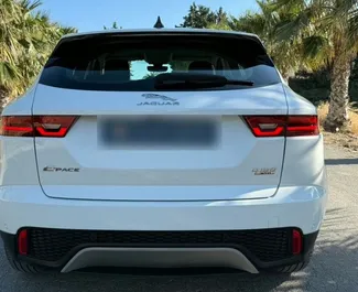 Jaguar E-Pace 2021 disponibile per il noleggio ad Alicante, con limite di chilometraggio di 250 km/giorno.