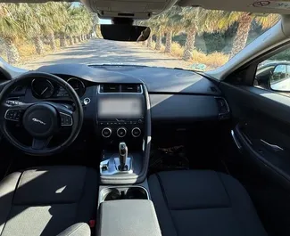 Interni di Jaguar E-Pace in affitto in Spagna. Un'ottima auto da 5 posti con cambio Automatico.