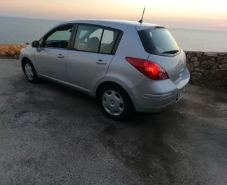 Vista frontale di un noleggio Nissan Versa all'aeroporto di Podgorica, Montenegro ✓ Auto #16482. ✓ Cambio Automatico TM ✓ 0 recensioni.