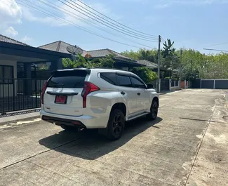 Noleggio Mitsubishi Pajero Sport. Auto Comfort, SUV per il noleggio in Thailandia ✓ Cauzione di Deposito di 10000 THB ✓ Opzioni assicurative RCT, CDW, SCDW, FDW, Passeggeri, Furto.