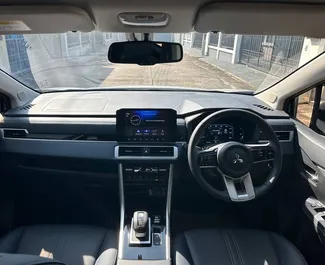 Mitsubishi Xpander Cross 2026 disponibile per il noleggio all'aeroporto di Phuket, con limite di chilometraggio di illimitato.