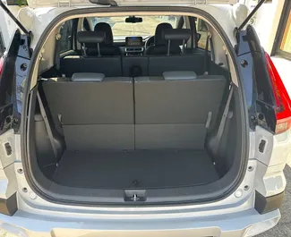 Interni di Mitsubishi Xpander Cross in affitto in Thailandia. Un'ottima auto da 7 posti con cambio Automatico.