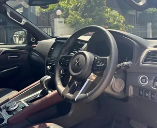 Interni di Mitsubishi Pajero Sport in affitto in Thailandia. Un'ottima auto da 7 posti con cambio Automatico.