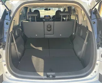 Mitsubishi Xpander Cross 2026 con sistema A trazione anteriore, disponibile all'aeroporto di Phuket.