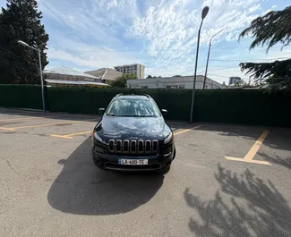 Jeep Cherokee 2016 disponibile per il noleggio a Tbilisi, con limite di chilometraggio di illimitato.