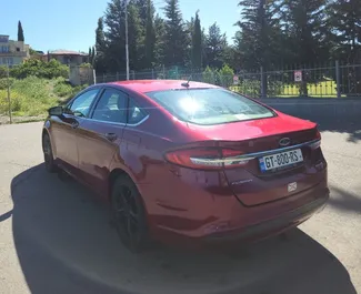 Ford Fusion Sedan 2018 con sistema A trazione anteriore, disponibile a Tbilisi.