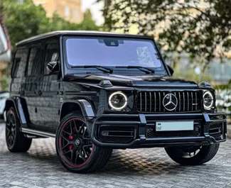 Vista frontale di un noleggio Mercedes-Benz G63 AMG a Baku, Azerbaigian ✓ Auto #16469. ✓ Cambio Automatico TM ✓ 0 recensioni.