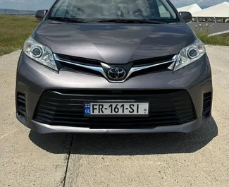 Interni di Toyota Sienna in affitto in Georgia. Un'ottima auto da 7 posti con cambio Automatico.