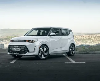 Vista frontale di un noleggio Kia Soul a Tbilisi, Georgia ✓ Auto #16555. ✓ Cambio Automatico TM ✓ 0 recensioni.
