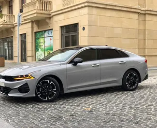 Vista frontale di un noleggio Kia K5 a Baku, Azerbaigian ✓ Auto #11947. ✓ Cambio Automatico TM ✓ 0 recensioni.