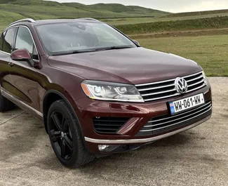 Vista frontale di un noleggio Volkswagen Touareg a Tbilisi, Georgia ✓ Auto #16576. ✓ Cambio Automatico TM ✓ 0 recensioni.