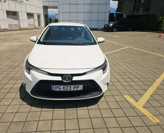 Vista frontale di un noleggio Toyota Corolla Sedan a Batumi, Georgia ✓ Auto #10563. ✓ Cambio Automatico TM ✓ 0 recensioni.