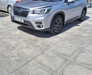 Vista frontale di un noleggio Subaru Forester a Tbilisi, Georgia ✓ Auto #16564. ✓ Cambio Automatico TM ✓ 0 recensioni.