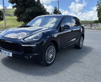 Vista frontale di un noleggio Porsche Cayenne a Tbilisi, Georgia ✓ Auto #11864. ✓ Cambio Automatico TM ✓ 0 recensioni.