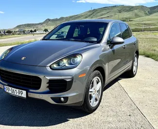 Vista frontale di un noleggio Porsche Cayenne a Tbilisi, Georgia ✓ Auto #13665. ✓ Cambio Automatico TM ✓ 1 recensioni.