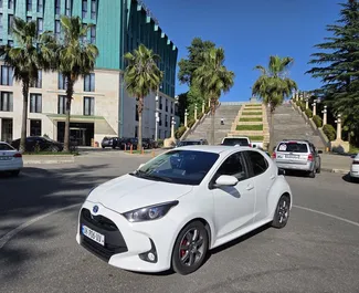 Vista frontale di un noleggio Toyota Yaris a Kutaisi, Georgia ✓ Auto #16524. ✓ Cambio Automatico TM ✓ 0 recensioni.