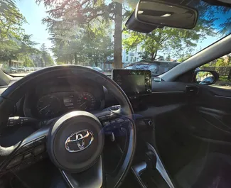 Toyota Yaris 2023 disponibile per il noleggio a Kutaisi, con limite di chilometraggio di illimitato.