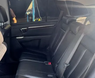 Interni di Hyundai Santa Fe in affitto in Albania. Un'ottima auto da 7 posti con cambio Automatico.