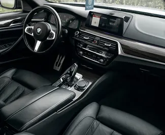 BMW 5-Series 2019 disponibile per il noleggio a Tbilisi, con limite di chilometraggio di 200 km/giorno.