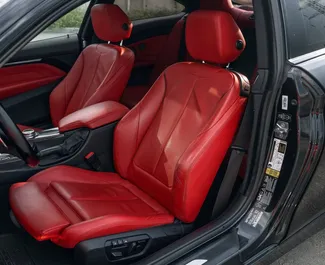Interni di BMW 428i Gran Coupe in affitto in Georgia. Un'ottima auto da 4 posti con cambio Automatico.