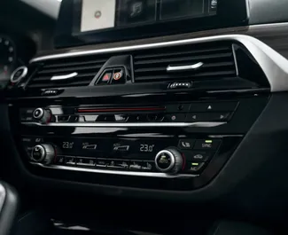 Interni di BMW 5-Series in affitto in Georgia. Un'ottima auto da 5 posti con cambio Automatico.