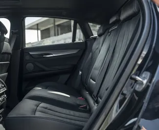 BMW X6 2021 disponibile per il noleggio a Tbilisi, con limite di chilometraggio di 200 km/giorno.