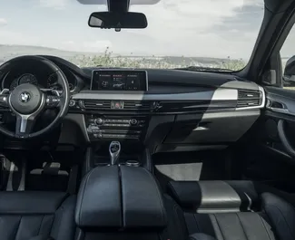 Interni di BMW X6 in affitto in Georgia. Un'ottima auto da 5 posti con cambio Automatico.
