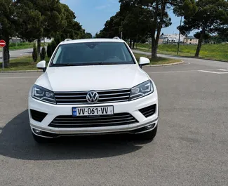 Vista frontale di un noleggio Volkswagen Touareg a Tbilisi, Georgia ✓ Auto #16575. ✓ Cambio Automatico TM ✓ 0 recensioni.
