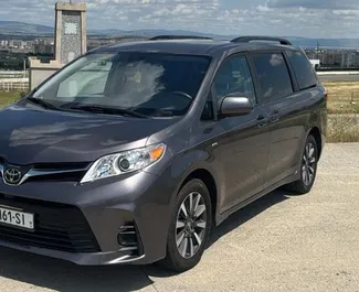 Vista frontale di un noleggio Toyota Sienna a Tbilisi, Georgia ✓ Auto #16579. ✓ Cambio Automatico TM ✓ 0 recensioni.