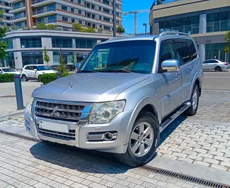 Vista frontale di un noleggio Mitsubishi Pajero a Baku, Azerbaigian ✓ Auto #11943. ✓ Cambio Automatico TM ✓ 0 recensioni.