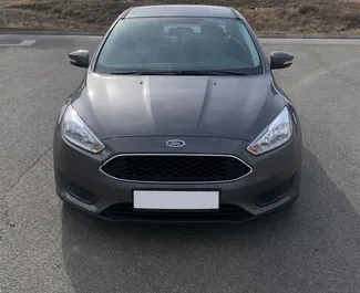 Vista frontale di un noleggio Ford Focus a Tbilisi, Georgia ✓ Auto #16566. ✓ Cambio Automatico TM ✓ 0 recensioni.