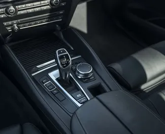 BMW X6 2021 con sistema A trazione integrale, disponibile a Tbilisi.
