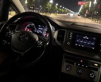 Volkswagen Golf 7 2016 disponibile per il noleggio a Tirana, con limite di chilometraggio di illimitato.