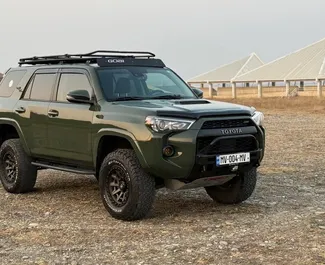 Interni di Toyota 4 Runner in affitto in Georgia. Un'ottima auto da 5 posti con cambio Automatico.