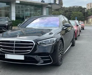 Vista frontale di un noleggio Mercedes-Benz S500 a Baku, Azerbaigian ✓ Auto #16470. ✓ Cambio Automatico TM ✓ 0 recensioni.