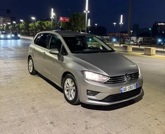 Vista frontale di un noleggio Volkswagen Golf 7 a Tirana, Albania ✓ Auto #16587. ✓ Cambio Automatico TM ✓ 0 recensioni.