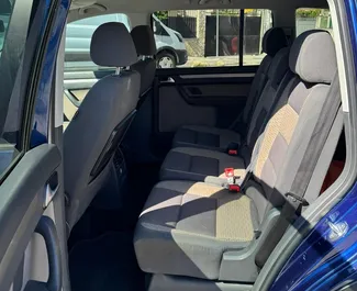 Volkswagen Touran 2010 disponibile per il noleggio a Tirana, con limite di chilometraggio di illimitato.