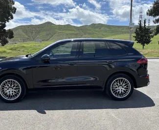 Porsche Cayenne 2016 disponibile per il noleggio a Tbilisi, con limite di chilometraggio di 250 km/giorno.