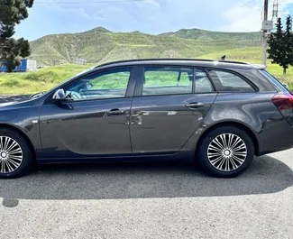 Opel Insignia Combi 2018 disponibile per il noleggio a Tbilisi, con limite di chilometraggio di 250 km/giorno.
